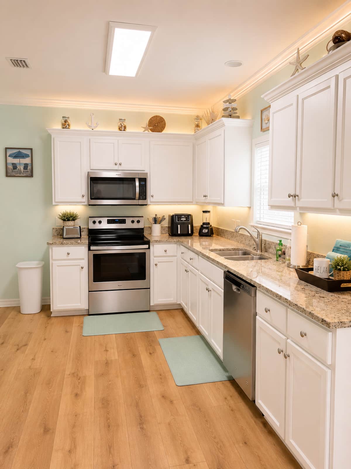 Fully equipped kitchen with island